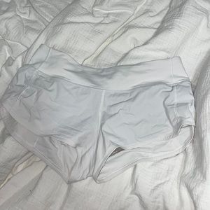 Lululemon white speed up low rise short 2.5”